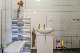 Budynek z dwupoziomowym mieszkaniem i lokalem